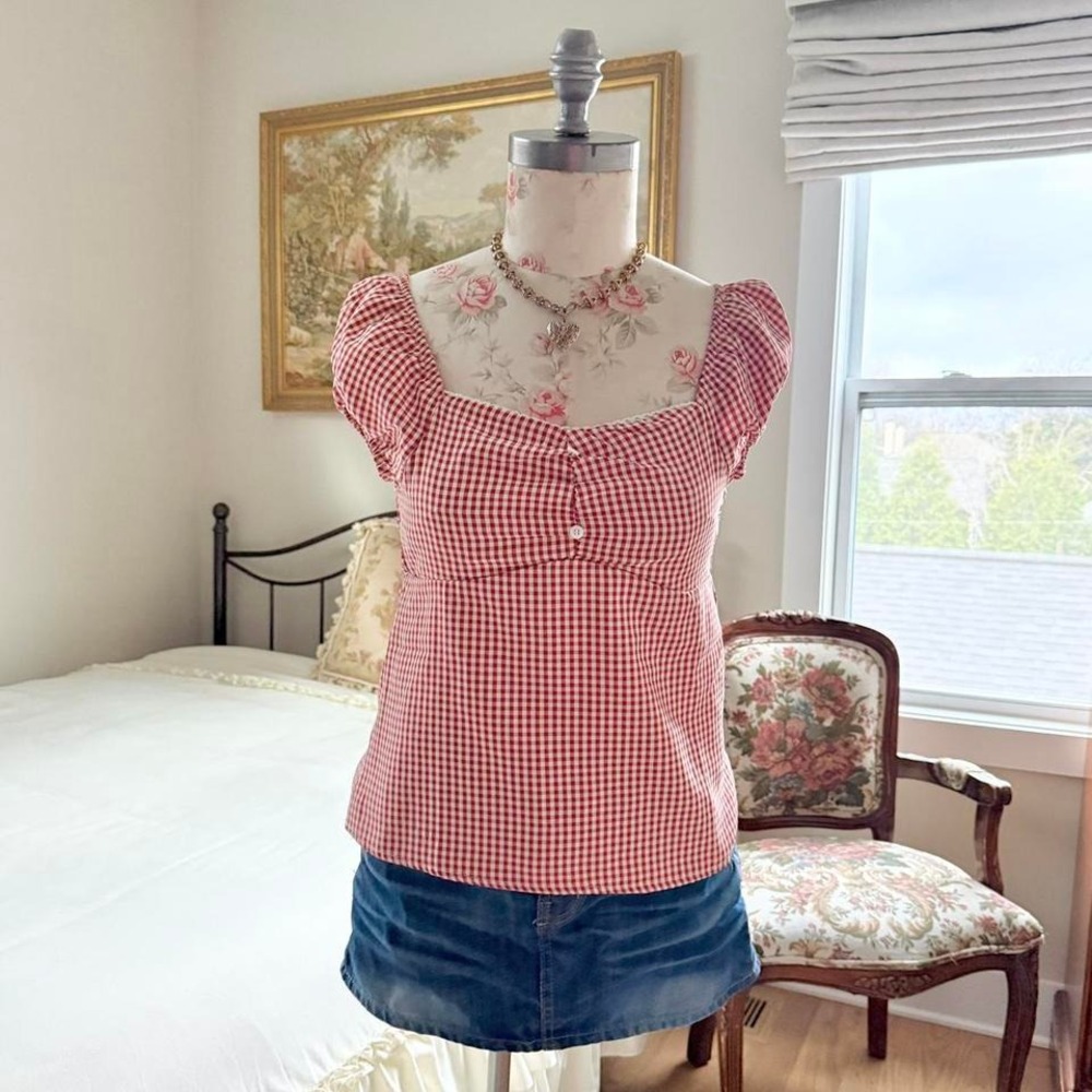 red and white gingham puff‎ sleeve top fits like a small
